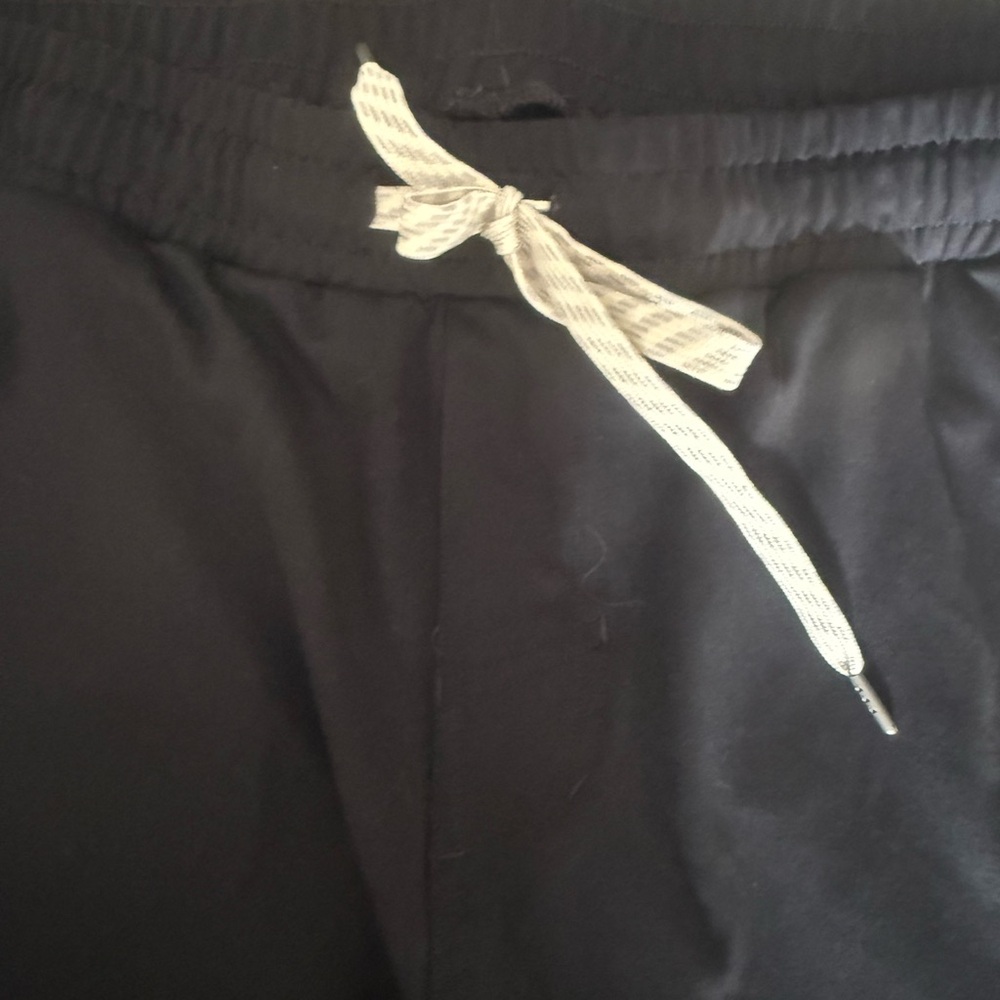 Vuori Men’s Black joggers size small - Picture 3 of 4